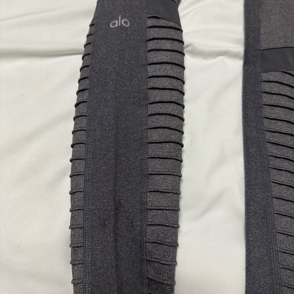 ALO YOGA MOTO LEGGING - Picture 9 of 11